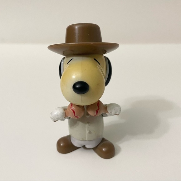 Vintage Snoopy World Tour Venezuela with Maracas Figure - Picture 10 of 10